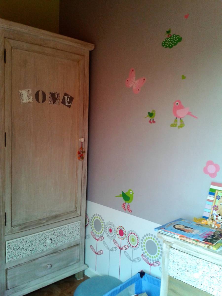Papier peint et Stickers assortis dans une chambre de petite fille